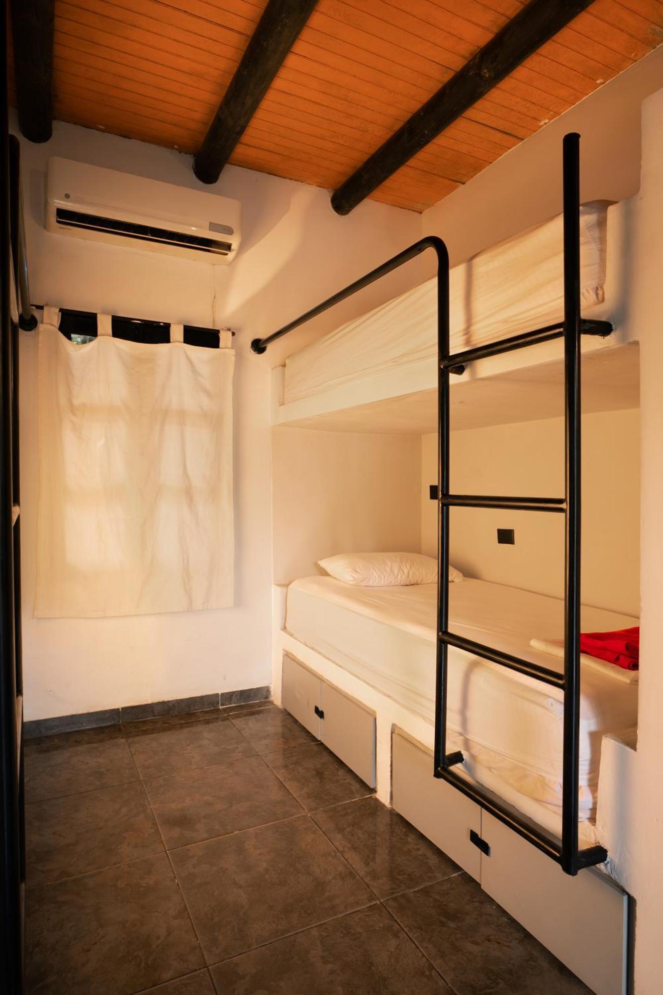 Cama en habitación compartida mixta de 8 camas con aire acondicionado